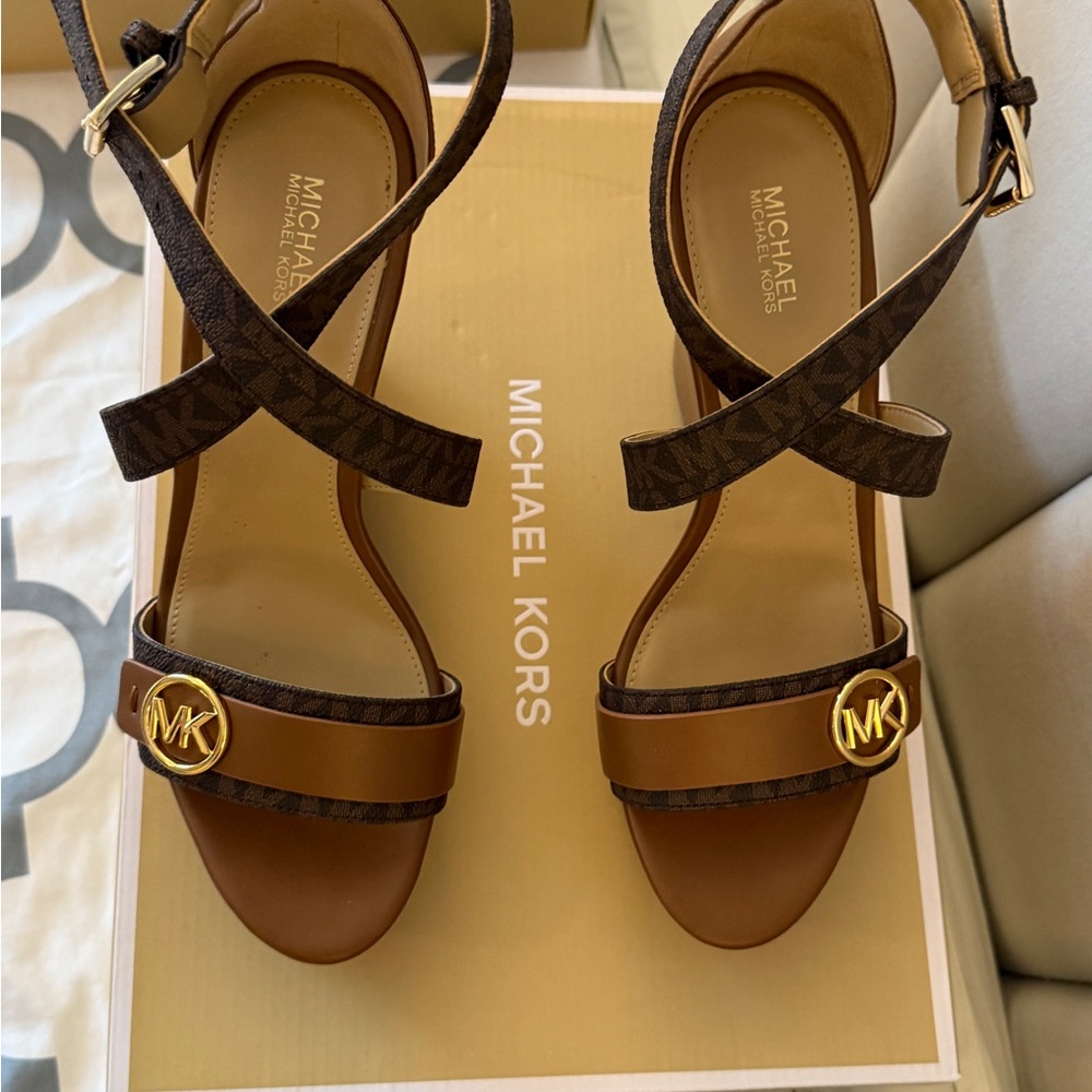 Michael Kors Brown Carmen Wedge with logo. size 9. NIB - Picture 2 of 6